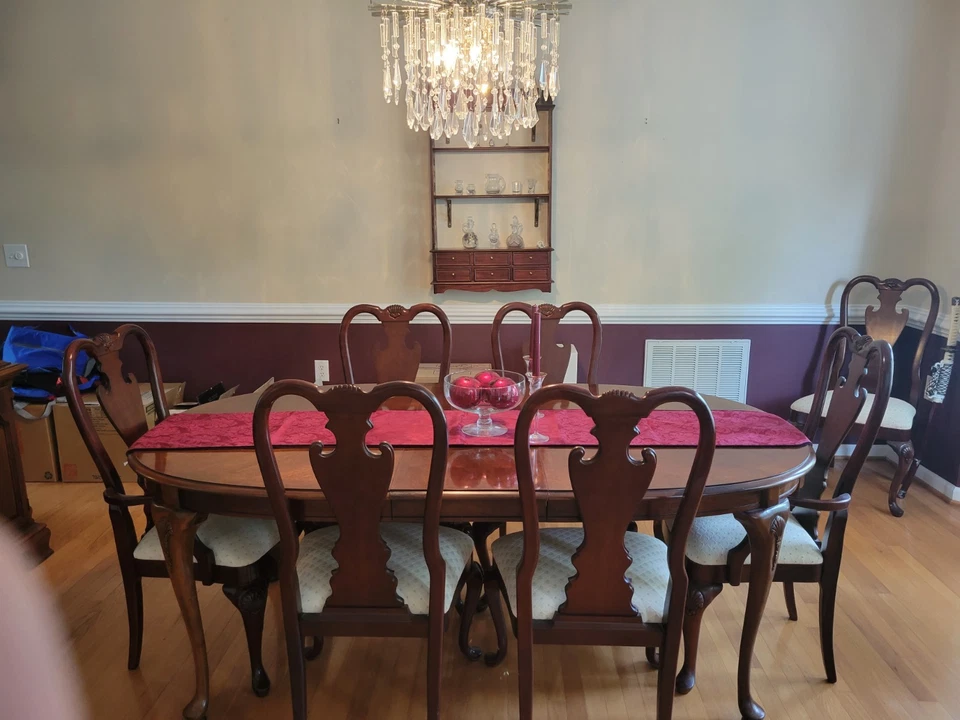 Juego de comedor de madera de cerezo en estilo caoba, incluye mesa, sillas, armario de porcelana Foto 2 de 2