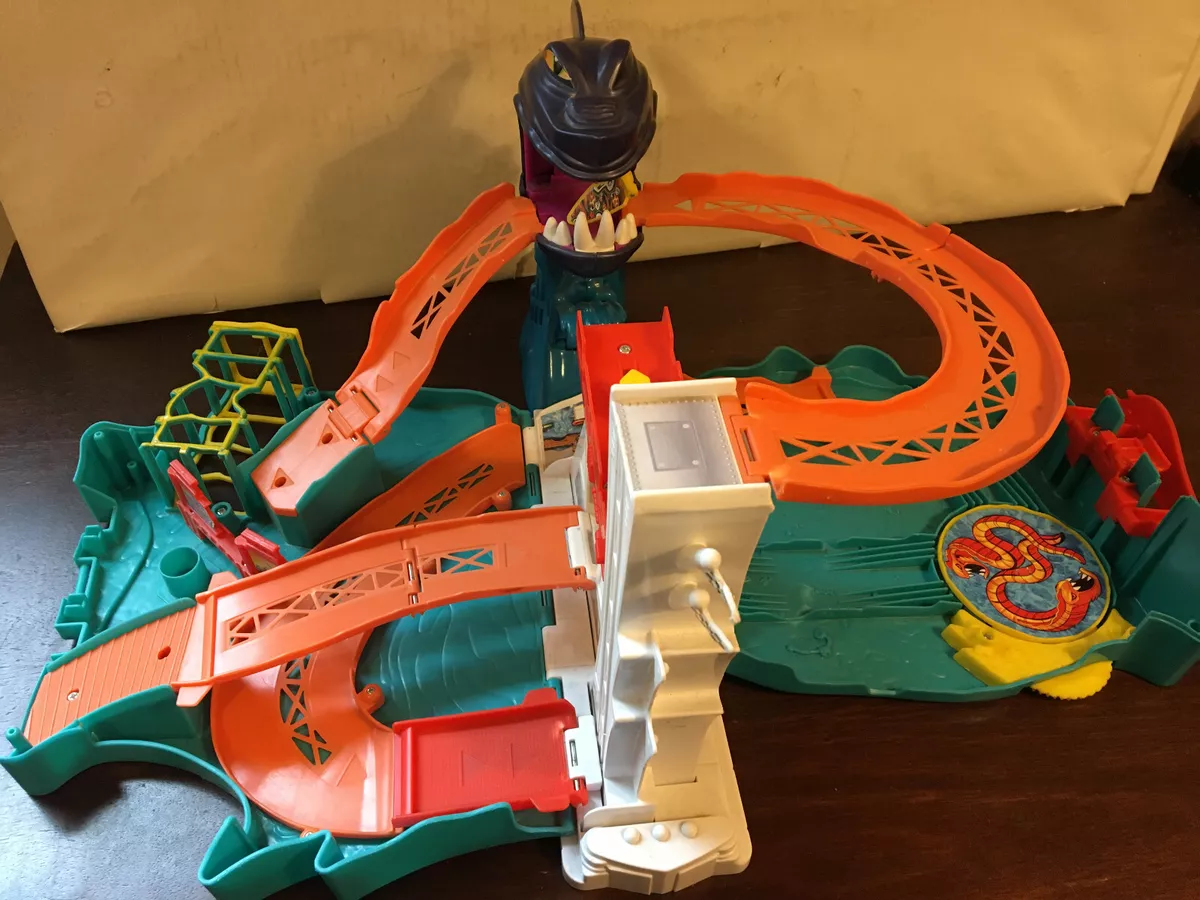 Hot Wheels Shark Bite Bay Playset