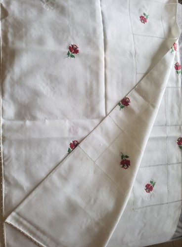 VINTAGE HUNGARIAN FOLK ART COLLECTIBLE TABLECLOTH & NAPKINS 52"×80" WITH TAGS - Picture 2 of 8