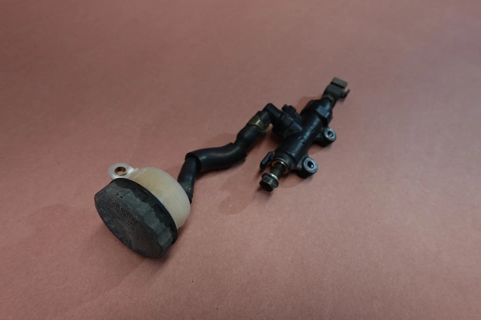 Cilindro maestro de freno trasero Honda CB900 CB 900 2002-2007 Foto 3 de 4