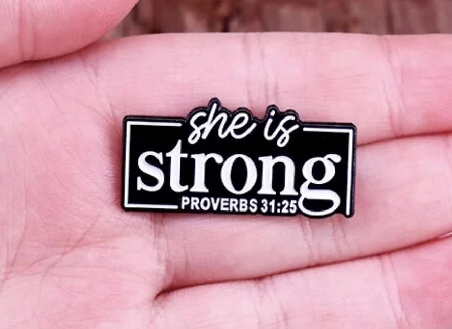 Sie ist stark Sprüche 31:25 Jesus Christus christlicher Bibelvers feministische Anstecknadel