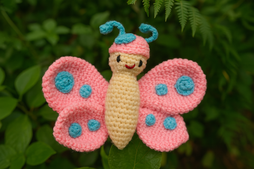 Handgefertigtes rosa Schmetterling Häkelspielzeug - weicher Plüsch für Babys Kinder & Kleinkinder - Bild 6 von 8