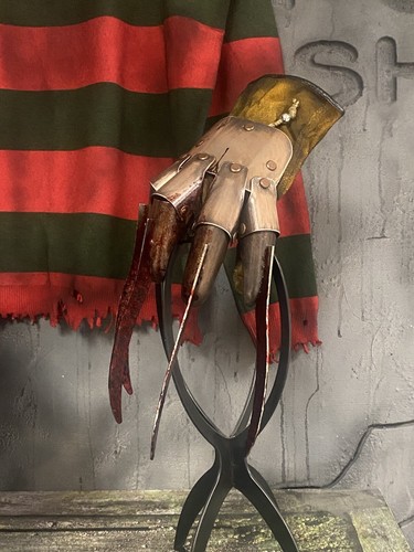 Freddy Krueger Guanto in Metallo ed Espositore Un Incubo su Elm Street Prop - Foto 21 di 21