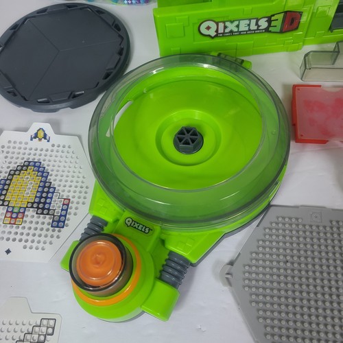 Big LOT Qixels 3D Qubes Includes Machine, Beads, Bases, Patterns, Brush, & More - Picture 4 of 8