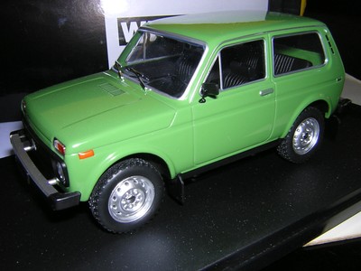 Lada Niva verde coche modelo 1:24 Whitebox