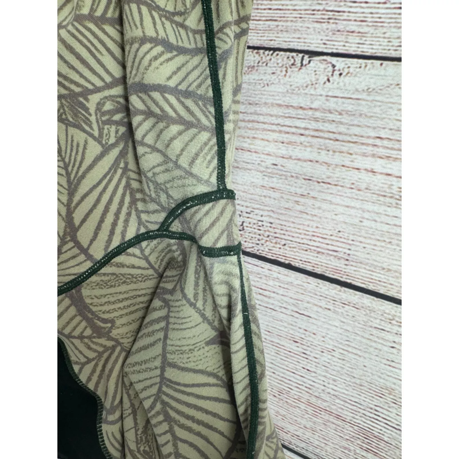 vuori leaf print crop leggings