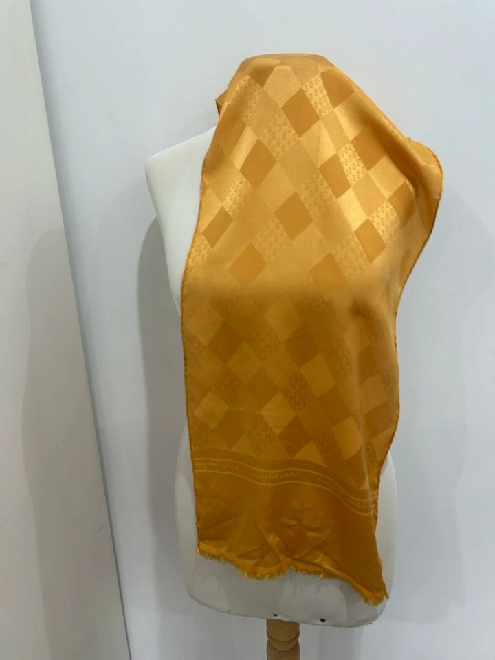 S20# Salvatore Ferragamo Estola Seda Amarillo Bufanda Hecha en Italia 60/12 pulgadas Tiene Tirador Foto 3 de 4