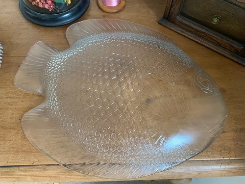 Vintage French Arcoroc Clear Glass Large Fish Pattern Serving Dish - Picture 3 of 3