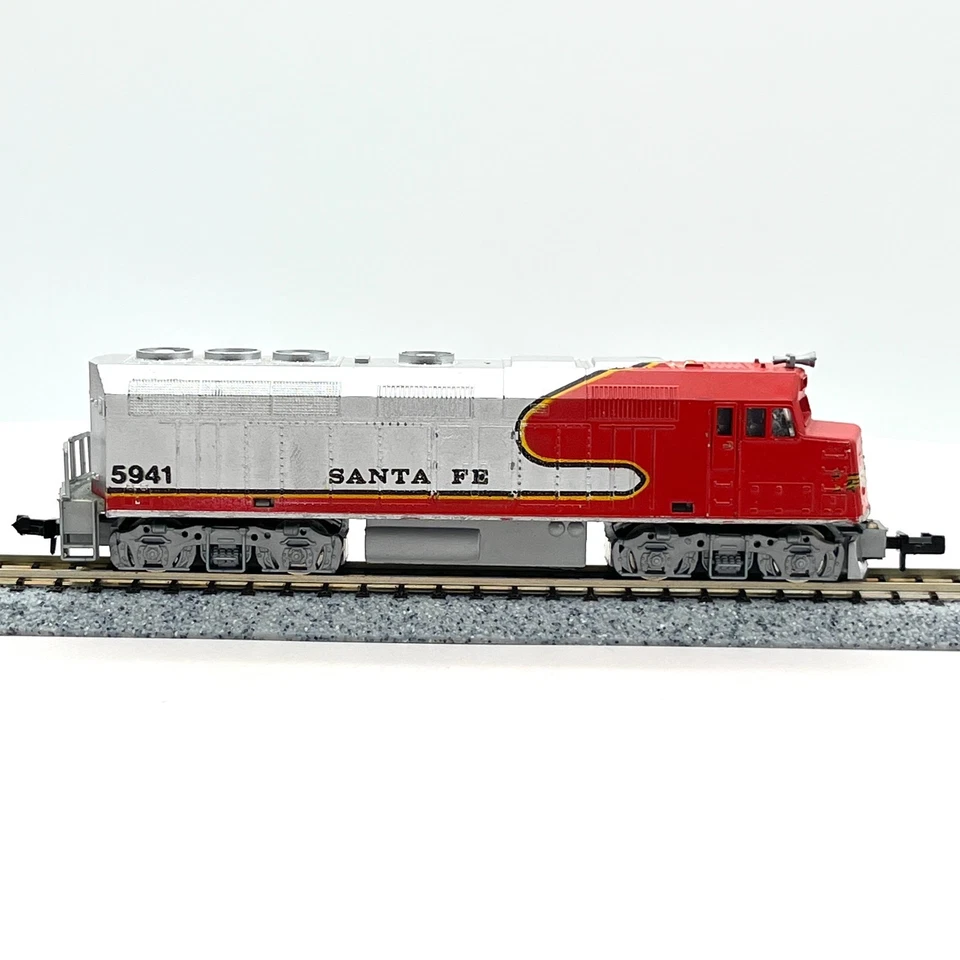 Model Power N Scale 7544 Santa Fe EMD F40PH Diesel Locomotive ATSF 5941 Std DC - Image 3 of 4