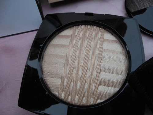 CHANEL PLISSÉ LUMIÈRE DE CHANEL ILLUMINATING POWDER mit Tragetasche - Bild 3 von 4