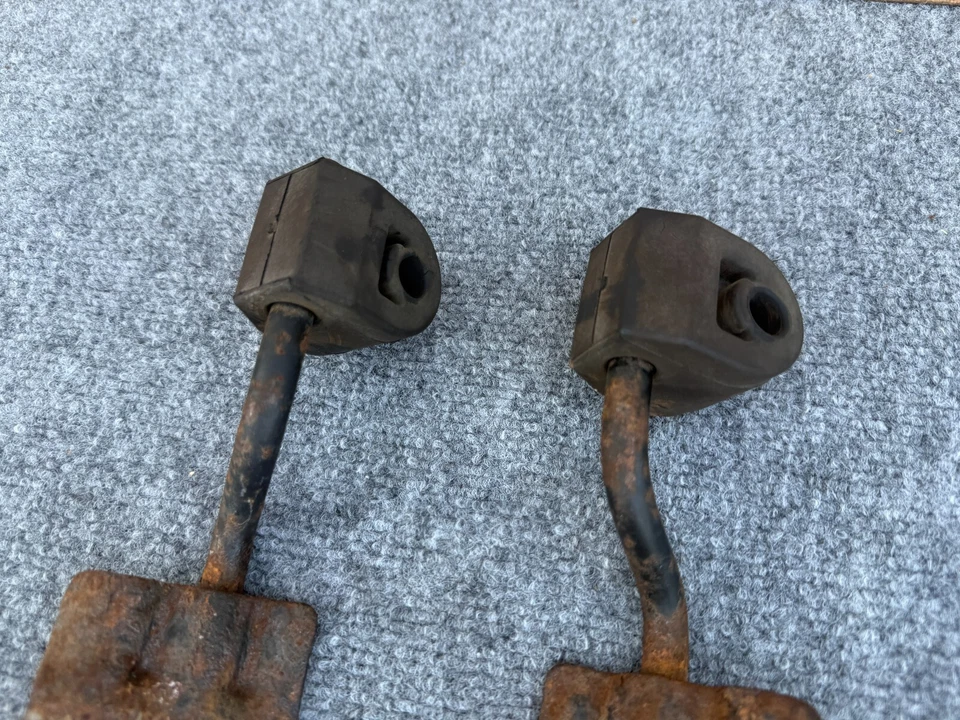 INFINITI FX35 FX50 QX70 09-17 OEM MUFFLER EXHAUST HANGER MOUNTING BRACKET (PAIR) - Image 3 of 4