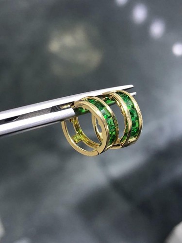 14k Oro Amarillo Imitación Esmeralda Verde Corte Baguette Huggie Diseño Aro - Imagen 6 de 9