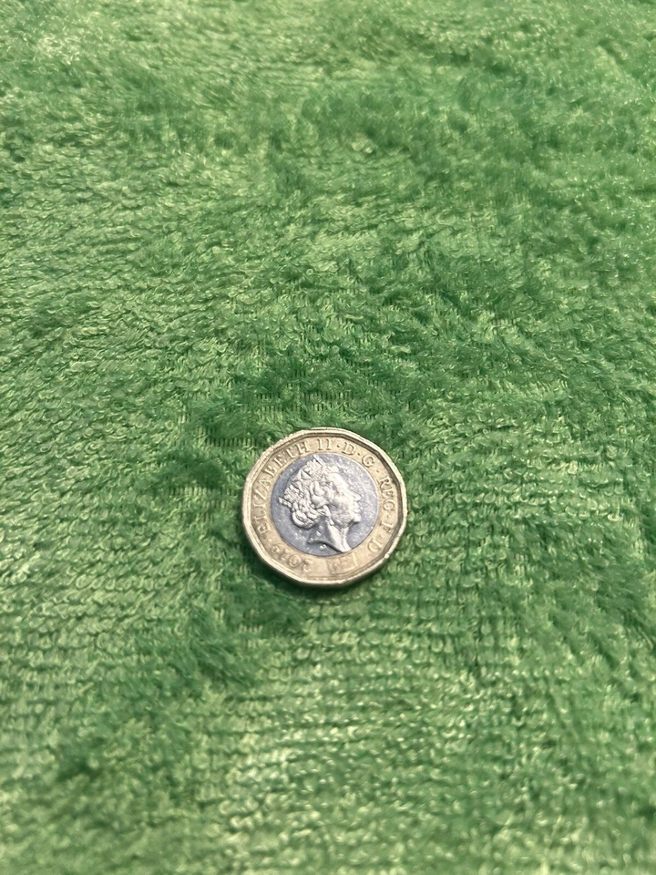 2019Beautiful One Pound Queen Elizabeth II Coin....Rare Date - Image 3 of 3