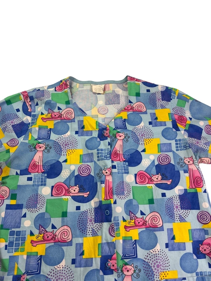 Blusa Médica Estampada de Gato Fundamentally Cotton By White Swan Caprichosa S Frente a Presión Foto 2 de 4