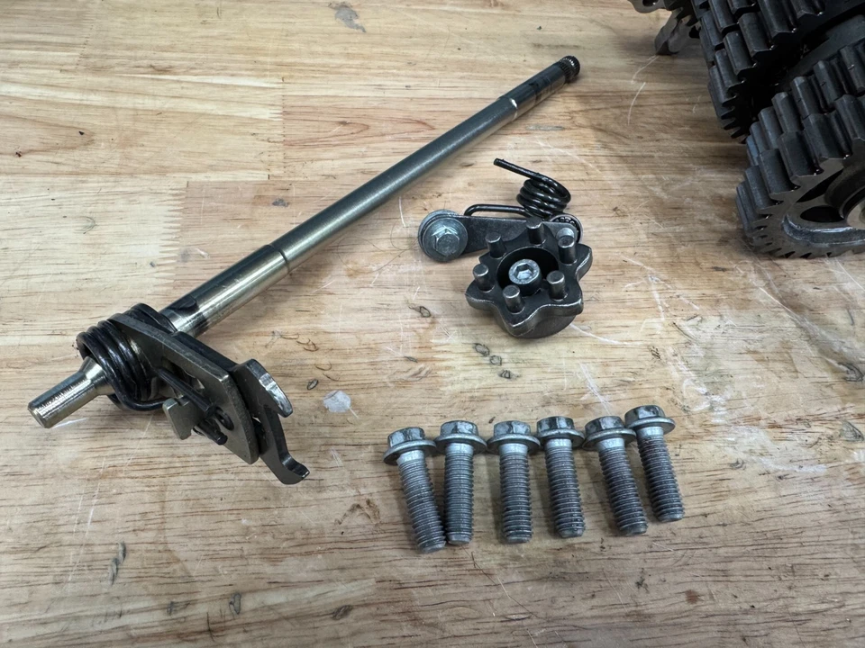 2015 Aprilia Tuono V4 R APRC Transmission and shift arm - Изображение 3 из 4