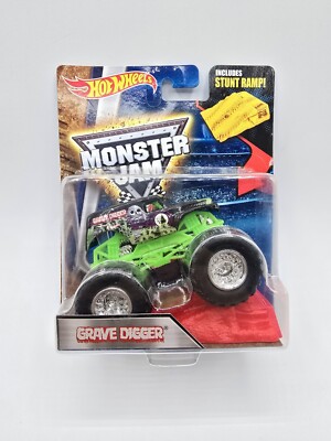 2016 SPIN MASTER MONSTER JAM COLOR TREADS SERIES GRAVE DIGGER WITH STUNT RAMP