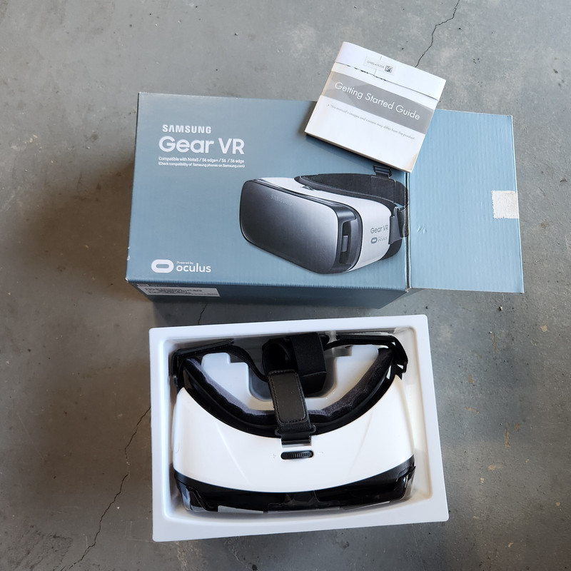 Samsung Gear VR Virtual Reality Headset (SM‑R322) – Frost White – Pre‑Owned