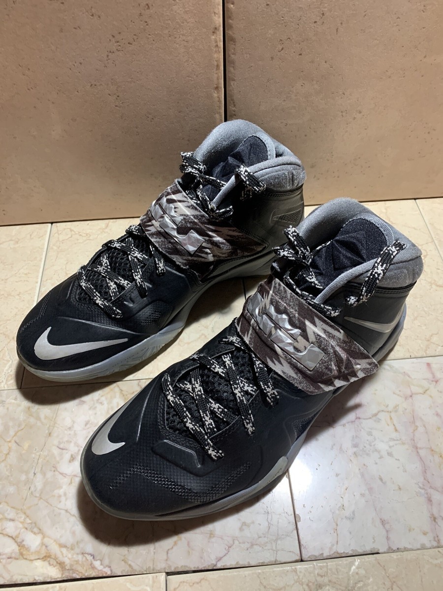 ナイキズームソルジャー2 ナイキ レブロン 7 PS NIKE Lebron Zoom Soldier 7 VII Black/Silver/Gray Men's 609679-001