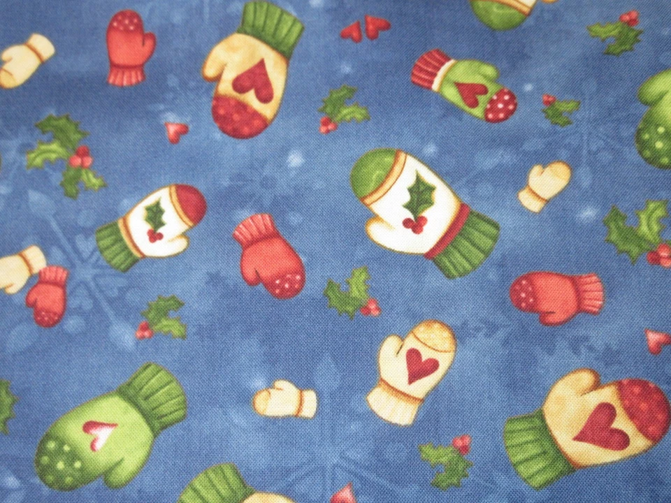 Tela de gallo rojo 1,75 + yardas “Abrazos y acebo” de Kelly Mueller azul con MITTENS Foto 2 de 2