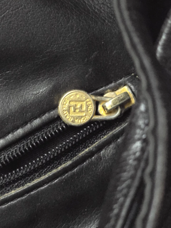 Bolso de hombro Fendi FF vintage de cuero negro Foto 4 de 4