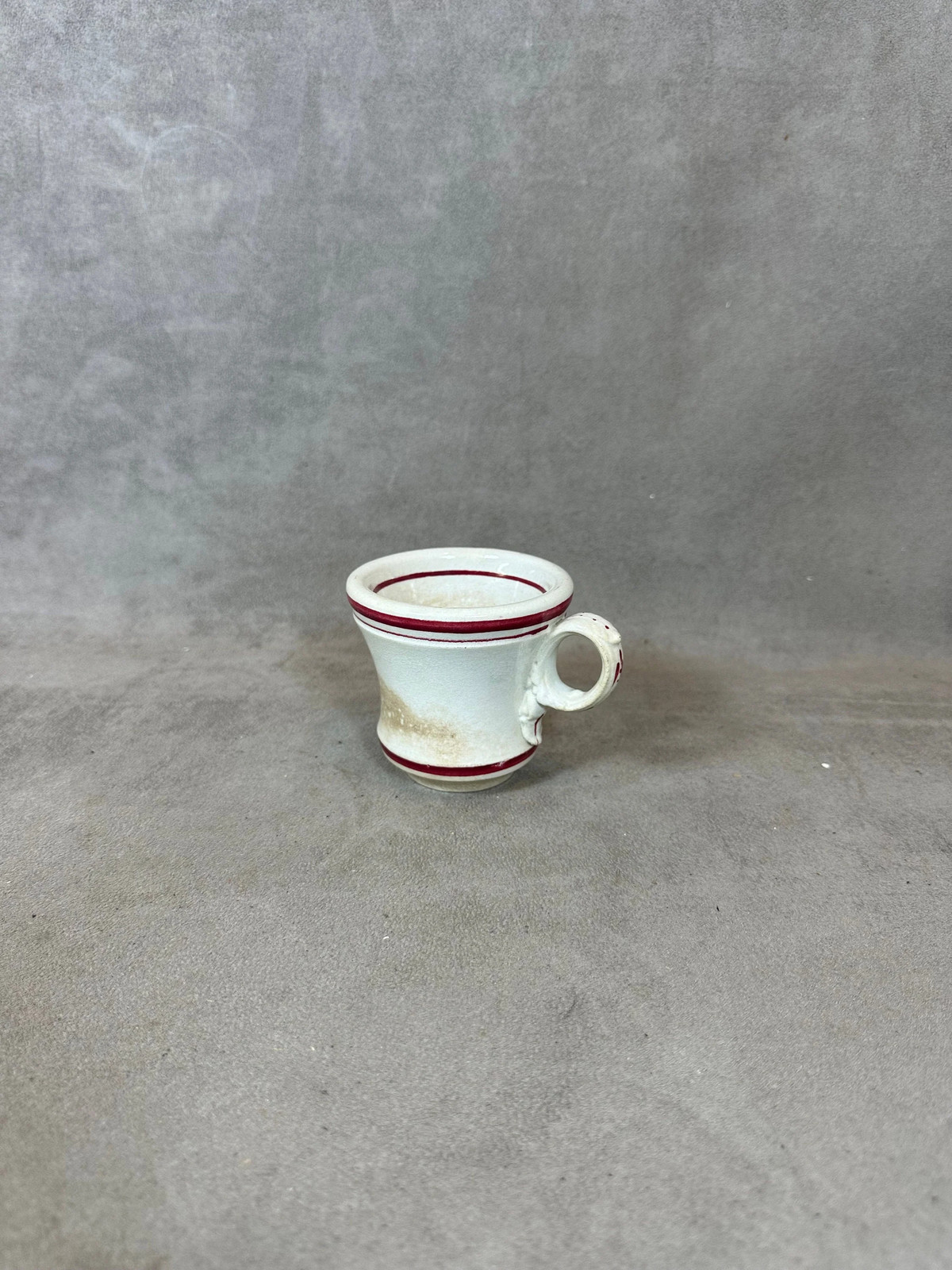 Tasse Brulot en faience blanche et rouge vintage Made in France Années 1920