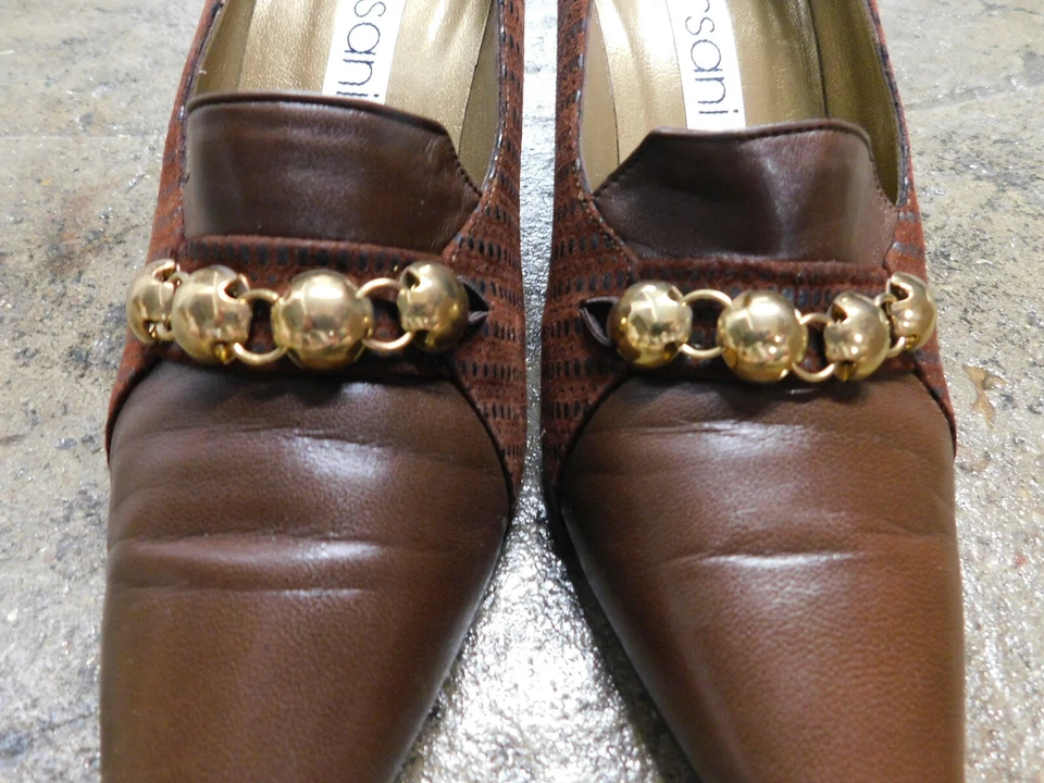 Mocassim Versani couro marrom camurça padrão salto social corrente dourada acento tamanho 9 - Imagem 3 de 4