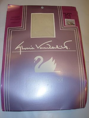 WOMENS NEW GLORIA VANDERBILT OFF WHITE SHEER STOCKINGS PANTYHOSE NYLONS SIZE A