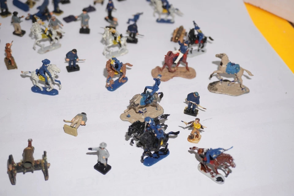 1/72 Civil War Confederate Artillery and Confederate and Union Toy soldiers "55" - Image 2 of 4