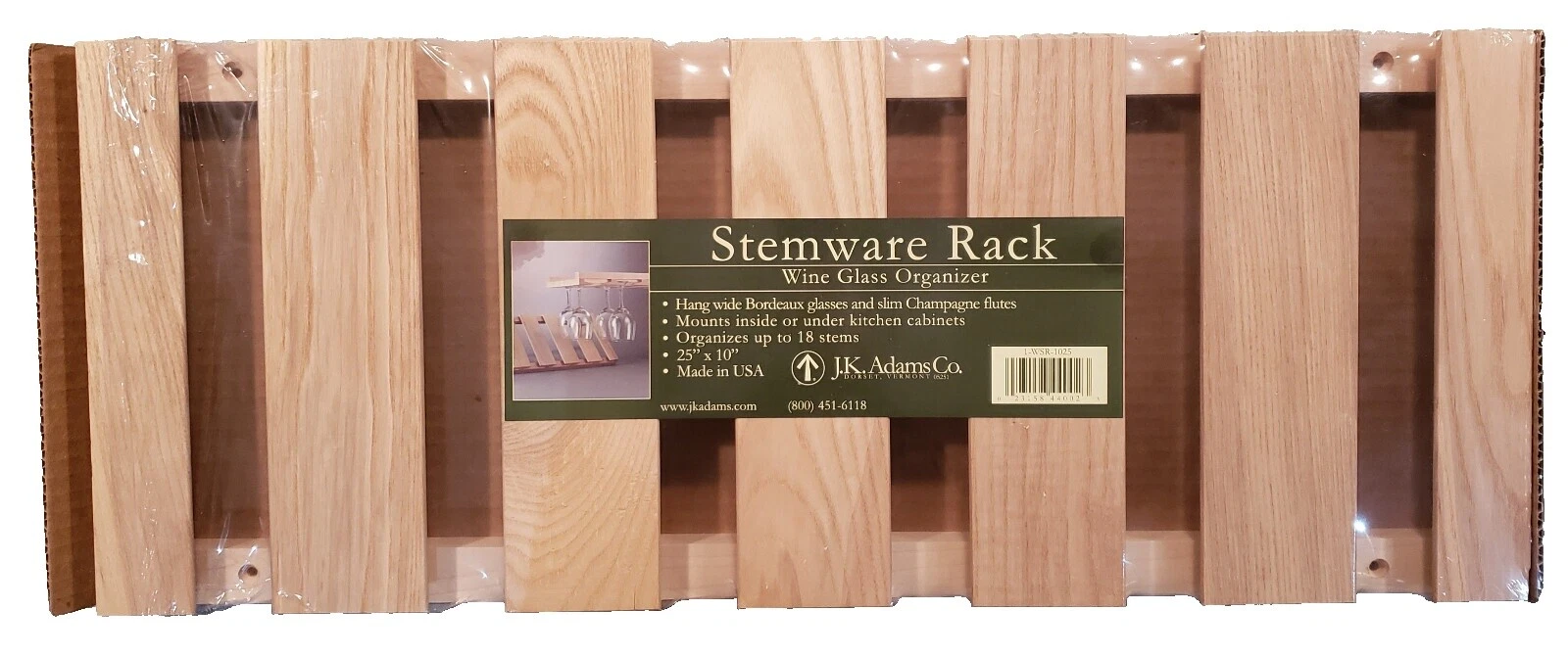 Estantes y portabotellas de vino de madera debajo del mostrador