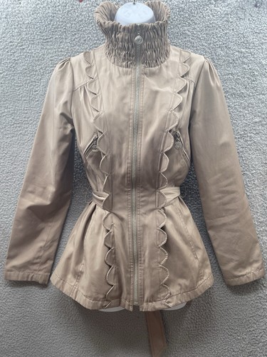 Chaqueta Abrigo de Lluvia Betsey Johnson Pequeña Caqui Cuello con Volantes Bolsillos con Cremallera Atado Trasero - Imagen 15 de 22