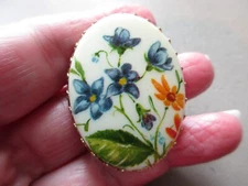 VINTAGE RETRO HARD PLASTIC GOLD TONE METAL SCARF RING PRETTY RETRO GIFT IDEA UK