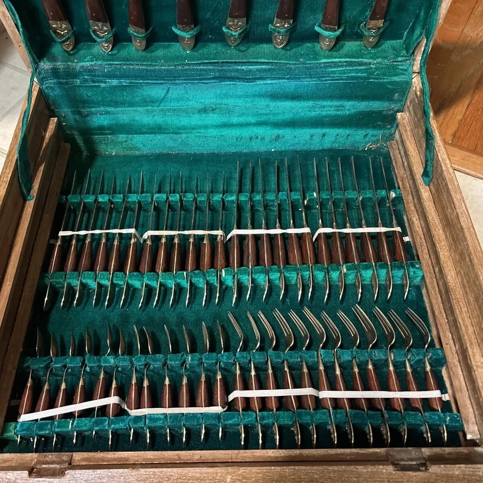 Johnny’s Gems Flatwear Lot Bangkok. 144 PC In the box. See photos For flaws., - Image 4 of 4