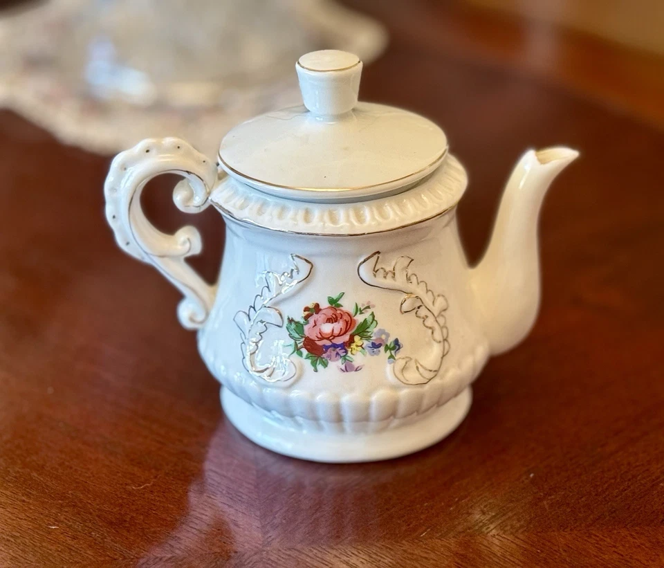 Mini tetera vintage de diseño floral Capodimonte, 4x4 pulgadas, borde dorado blanco Foto 2 de 4