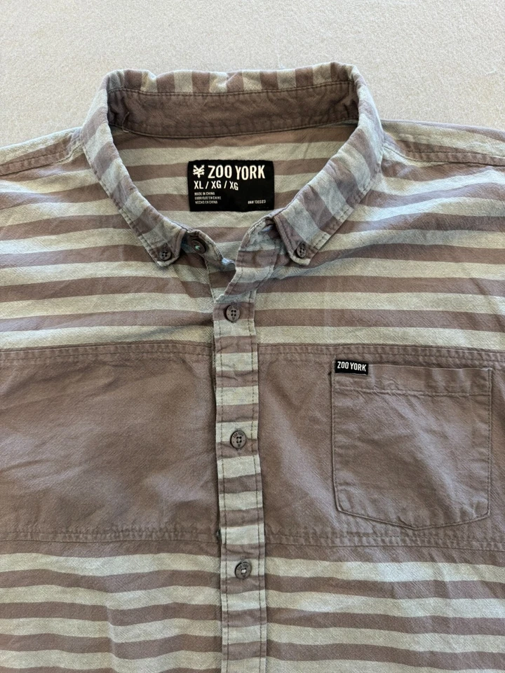 Camisa con botones Zoo York para hombre extra grande urbana a rayas bolsillo logotipo cuello Foto 2 de 4