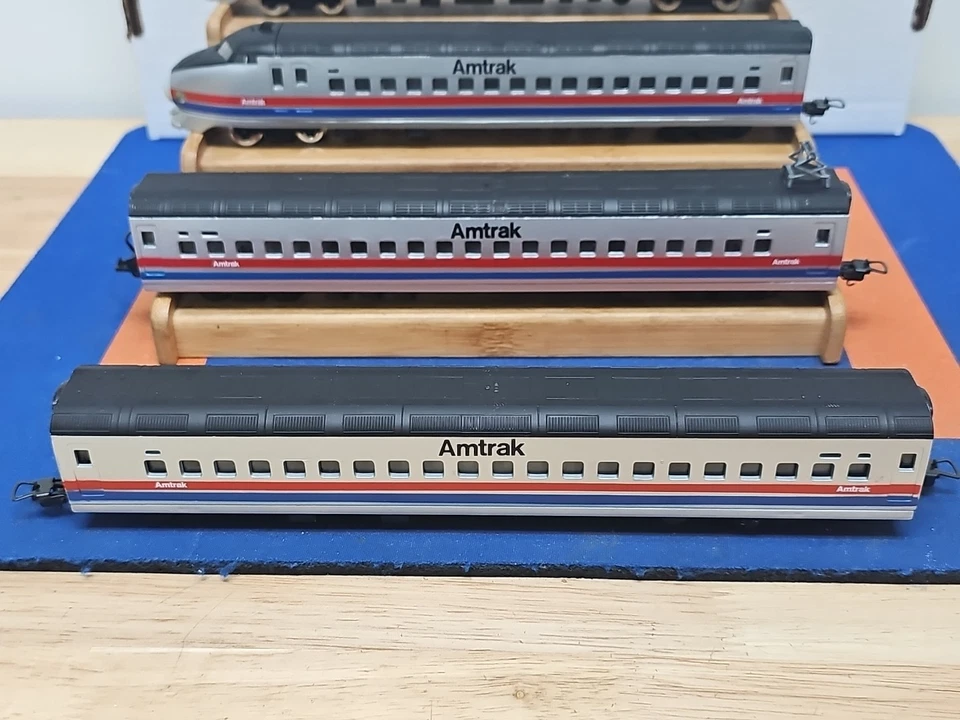 Model Power 1095-ABCD Amtrak Loco & Dummy + 2 coach cars, HO Scale - Image 3 of 4
