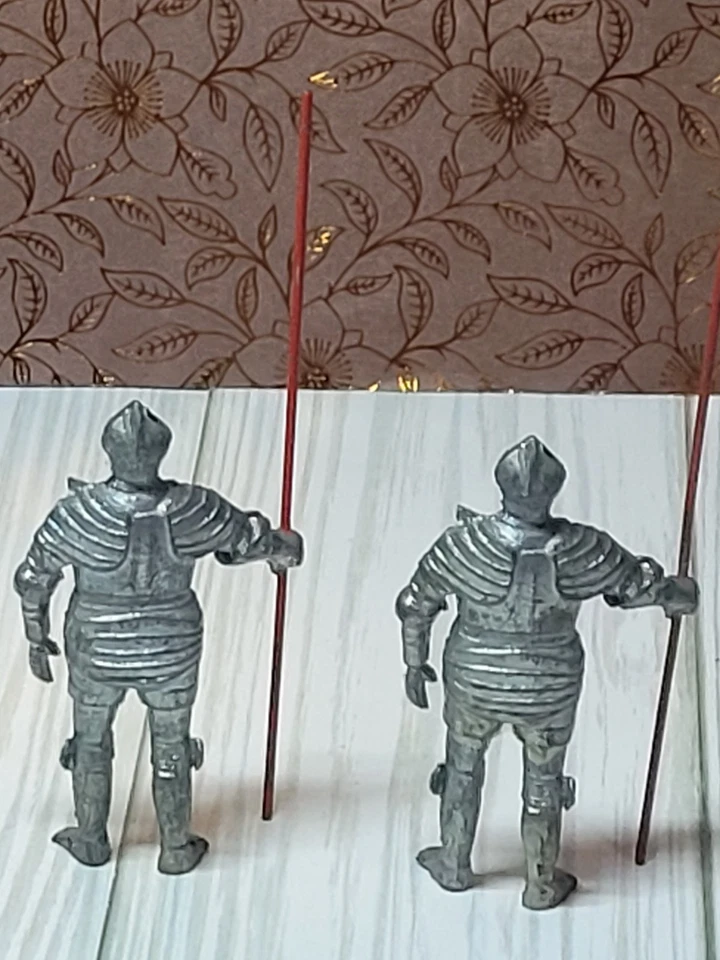 Lote De Colección 2 Caballeros Británicos En Armadura Miniatura Metal Juguete Soldados De Colección Foto 4 de 4