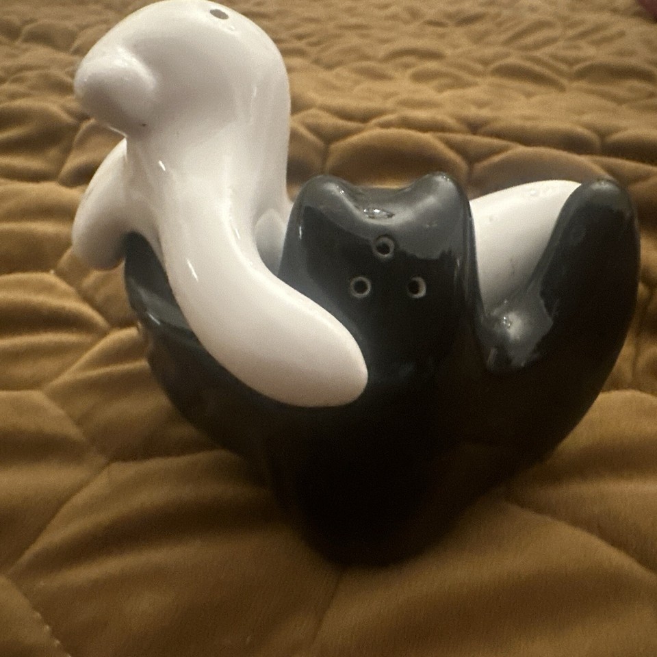 RARE Vintage Nesting Halloween Fall Ghost and Bat Salt and Pepper