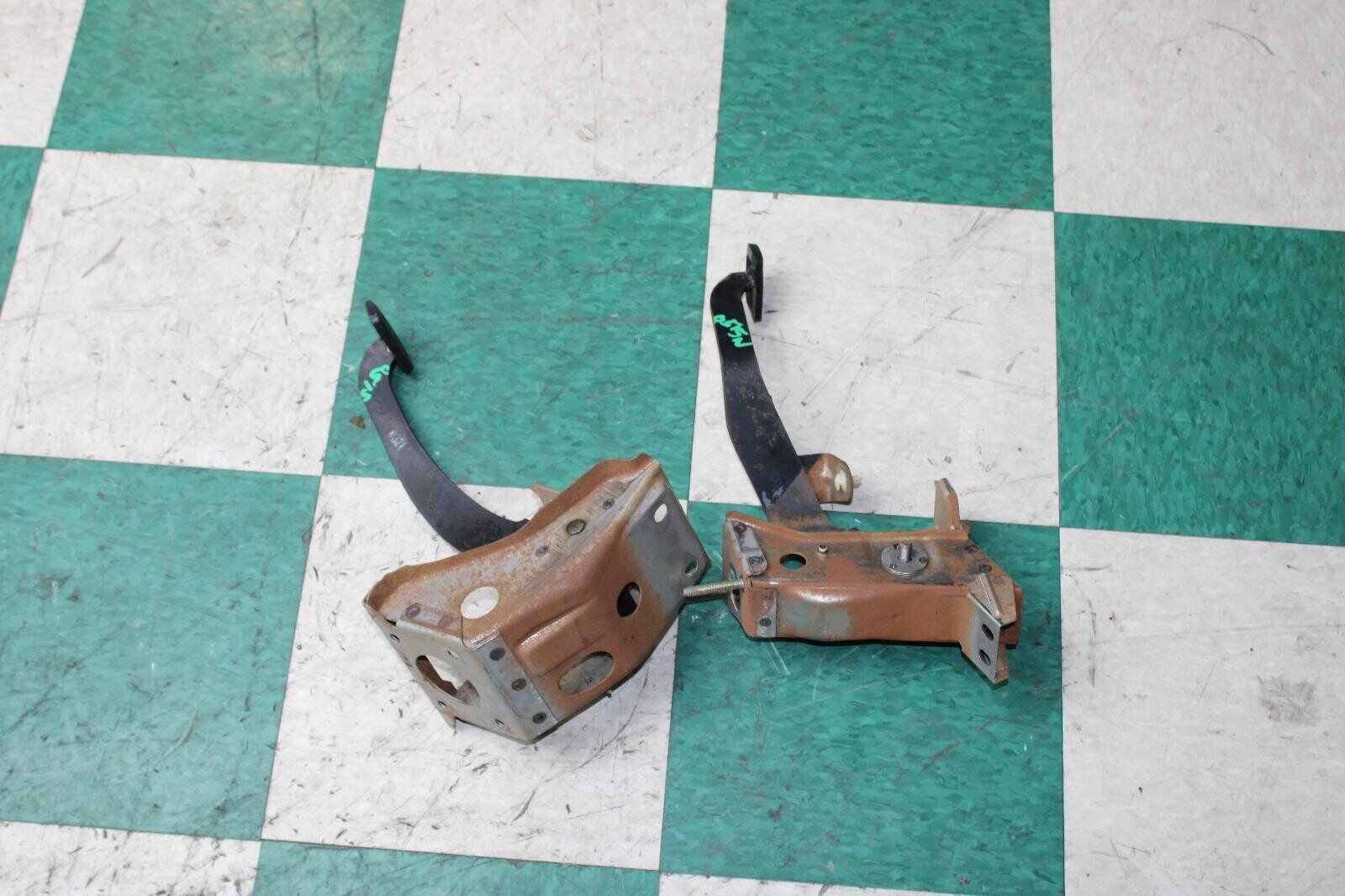 9197 Nissan Pickup D21 Hardbody Brake And Clutch Pedals Pair Assembly