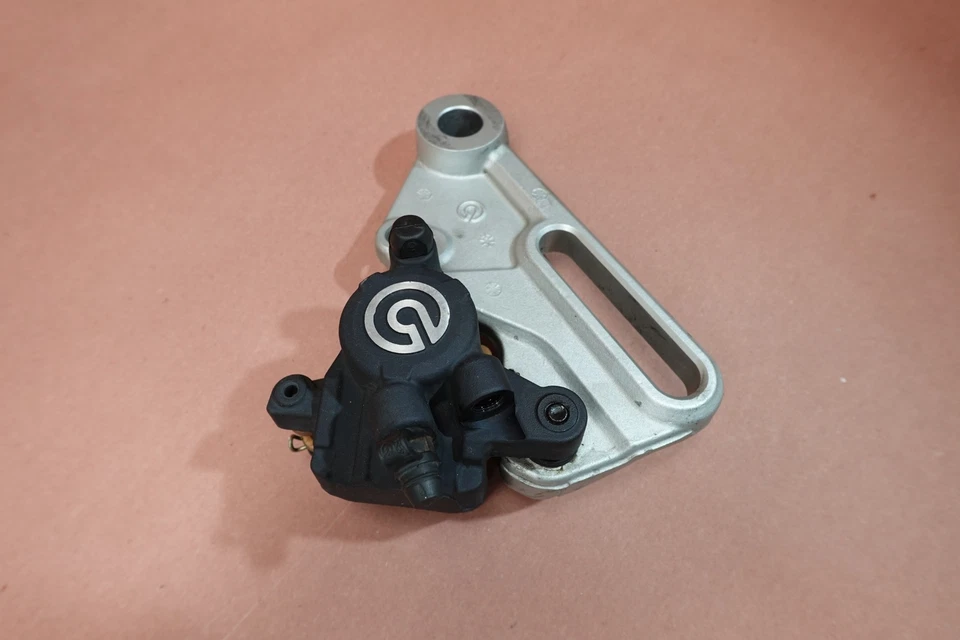 Soporte de montaje de pinza de freno trasero OEM BMW F700 F700GS 2013-2018 Foto 3 de 4