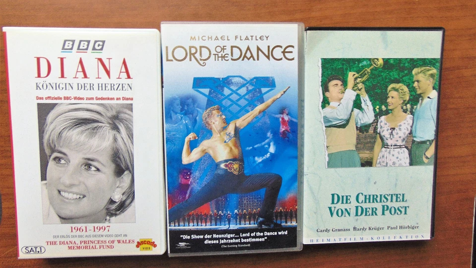 Videocassetten 3xVHS-Pal -Diana+Lord of Dance+Kultfilm-Fotos unter Beschreibung! - Bild 1 von 1