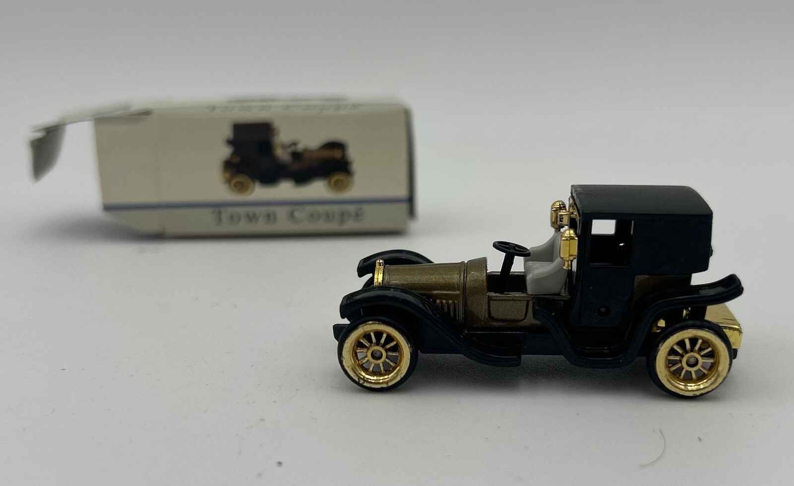 Miniature Towne Coupé Antique Toy Car with Box - No HF9090