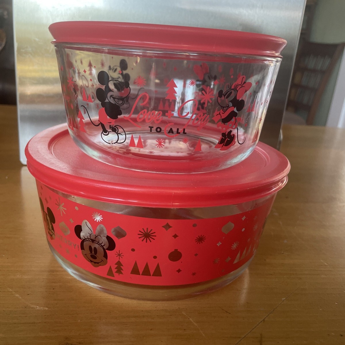 ディズニー×PYREX　キャセロール Disney Pyrex Set 2 Bowls+ Lids Holiday Red Glass BPA Free Plastic