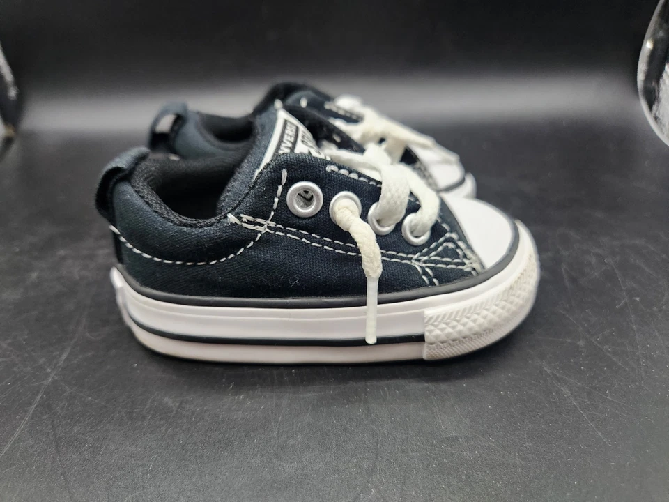 Zapatos de lona Converse para bebés pequeños talla 2 niños All Star negros de caña baja Foto 3 de 4