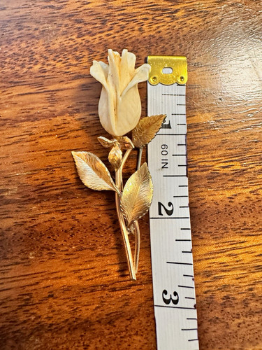 Vintage costume jewelry Gold Metal Rose Flower Brooch Pin, Cream/Ivory