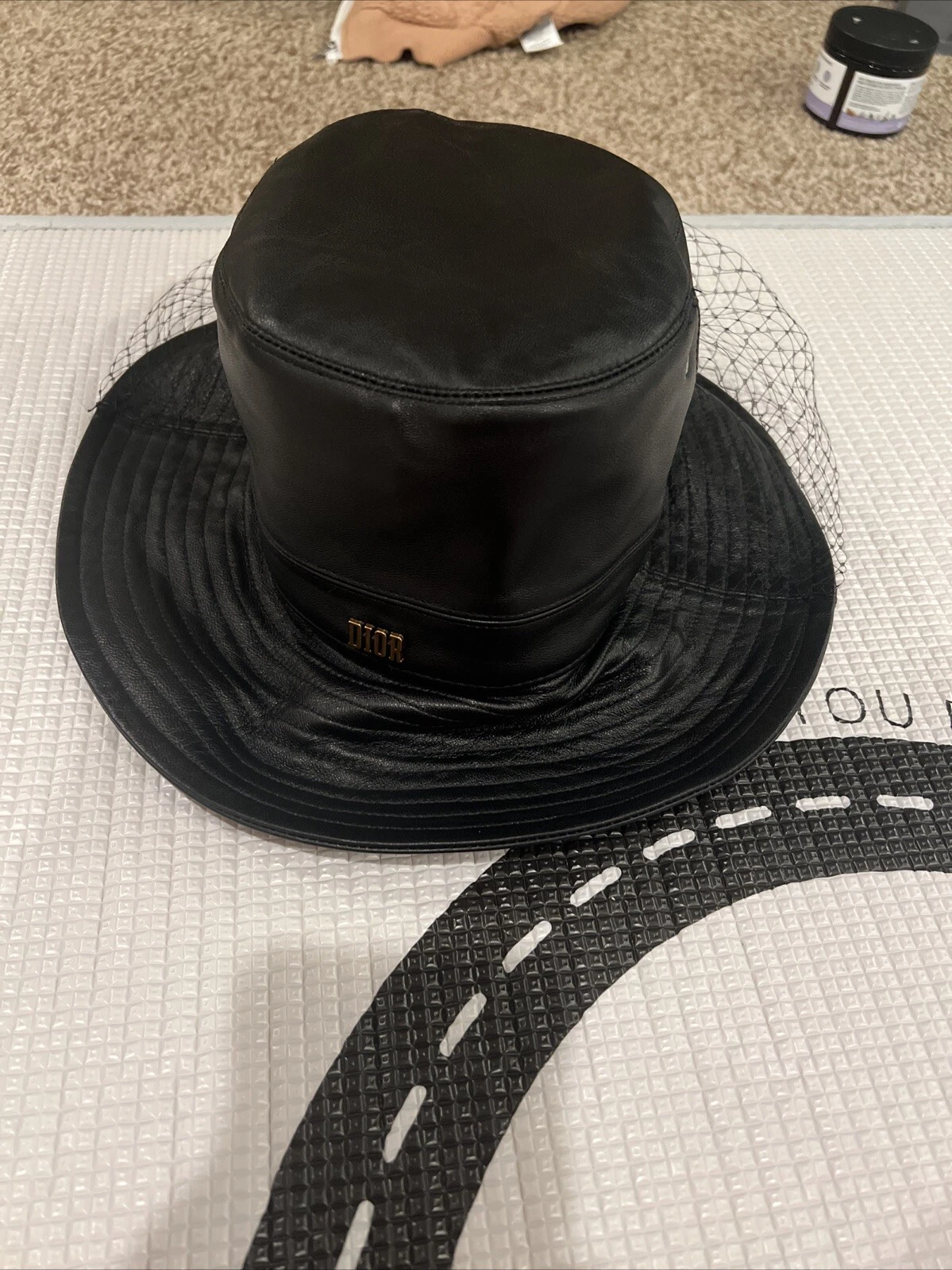 Teddy D Chapeau Seau Grand Bord Cuir avec Voile 55