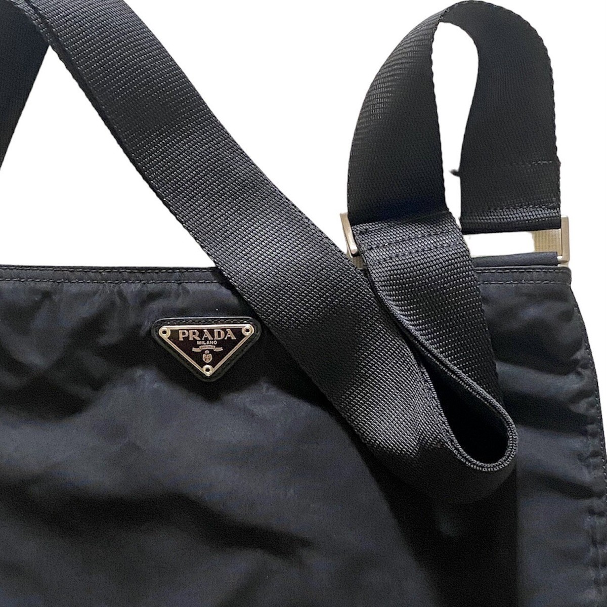 AUTHENTIC PRADA NYLON CROSSBODY ZIPPER BAG, BLACK, H: 10 AUTHENTIC PRADA NYLON CROSSBODY ZIPPER BAG, BLACK, H: 10