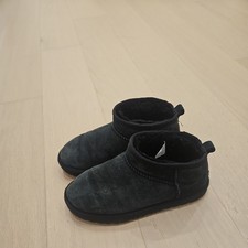 ugg ultra mini kids boot black size 4