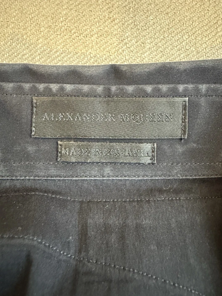 Camisa deportiva con arnés Alexander McQueen para hombre con correa Foto 3 de 4