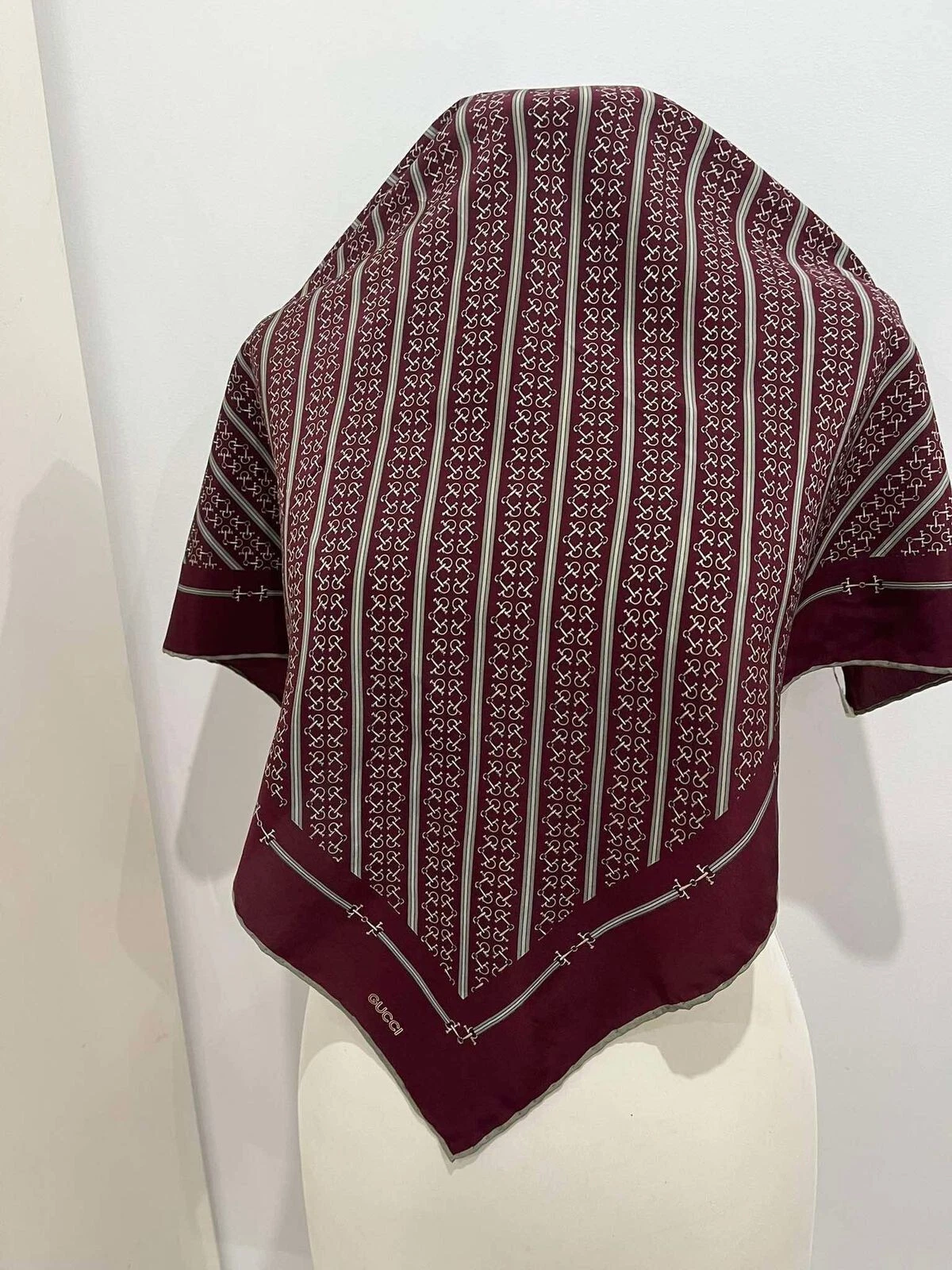 S14# Gucci foulard vintage en soie monogramme made in italy 26 pouces a tirettes