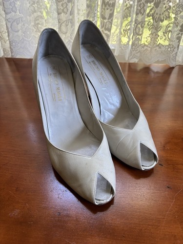 Vintage Bruno Magli ladies Peep Toe shoes size 9